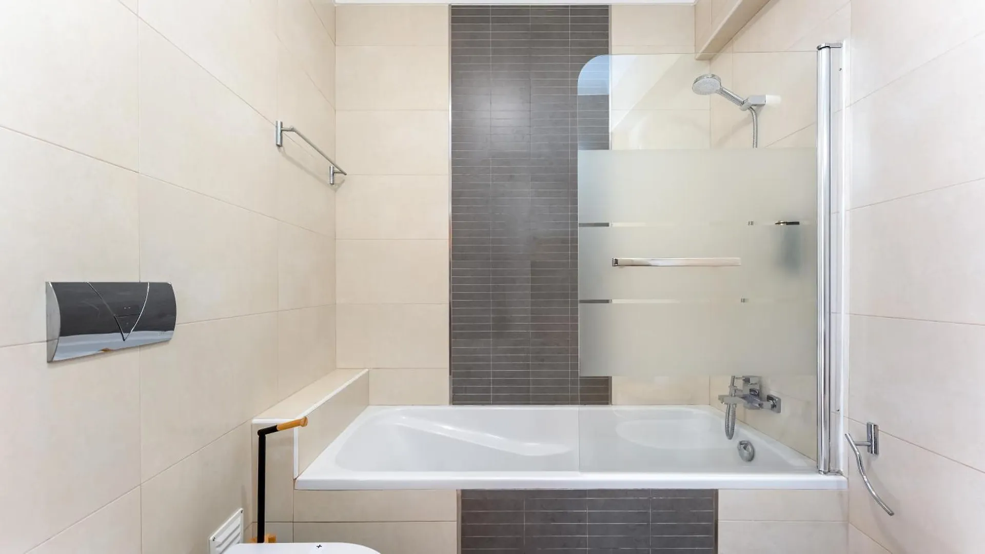Family-Friendly Home With Ac & Patio By Lovelystay Portimão Portugália